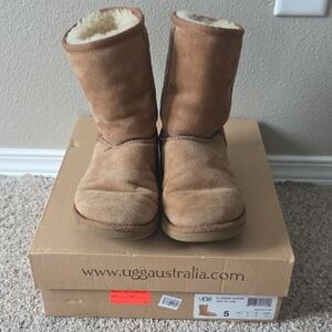 UGG Classic Short Boots - Chestnut Suede